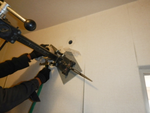 コア穿孔工事①（玄関横 壁の穴あけ）