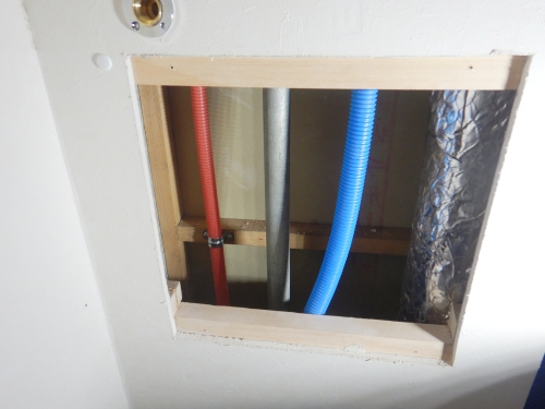 洗濯機置場横の壁に点検口作成