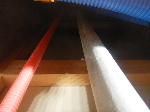 天井裏から床下へ
