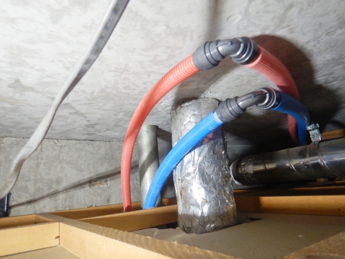 点検口を作成し床下や天井裏で分岐・配管