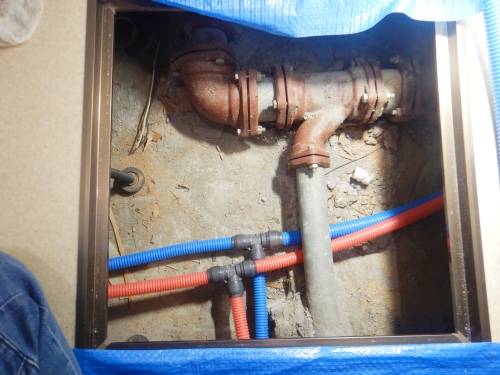 既設排水管の横に配管