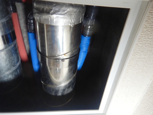 排気ダクトの横に配管