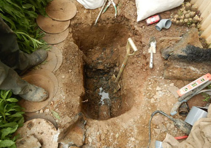 【写真】排水マス2か所目　既存マス撤去