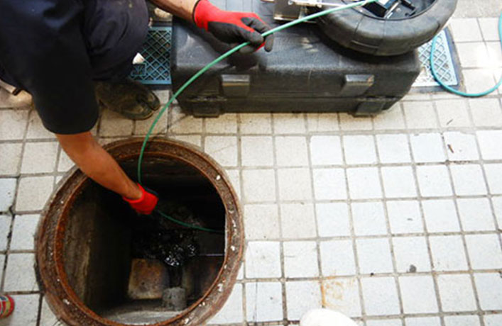 【写真】排水マス洗浄後に店舗内マス（上流側）のカメラ調査